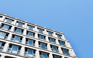 中間の塗装業者を挟むから高い！