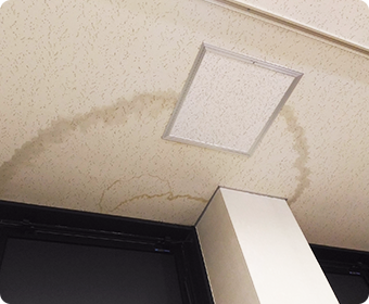 「5年も経っていないのに雨漏りが発生した！」